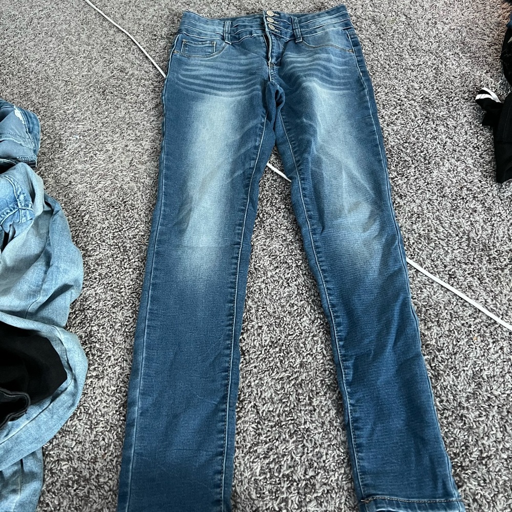 light wash/distressed mudd skinny jeans!